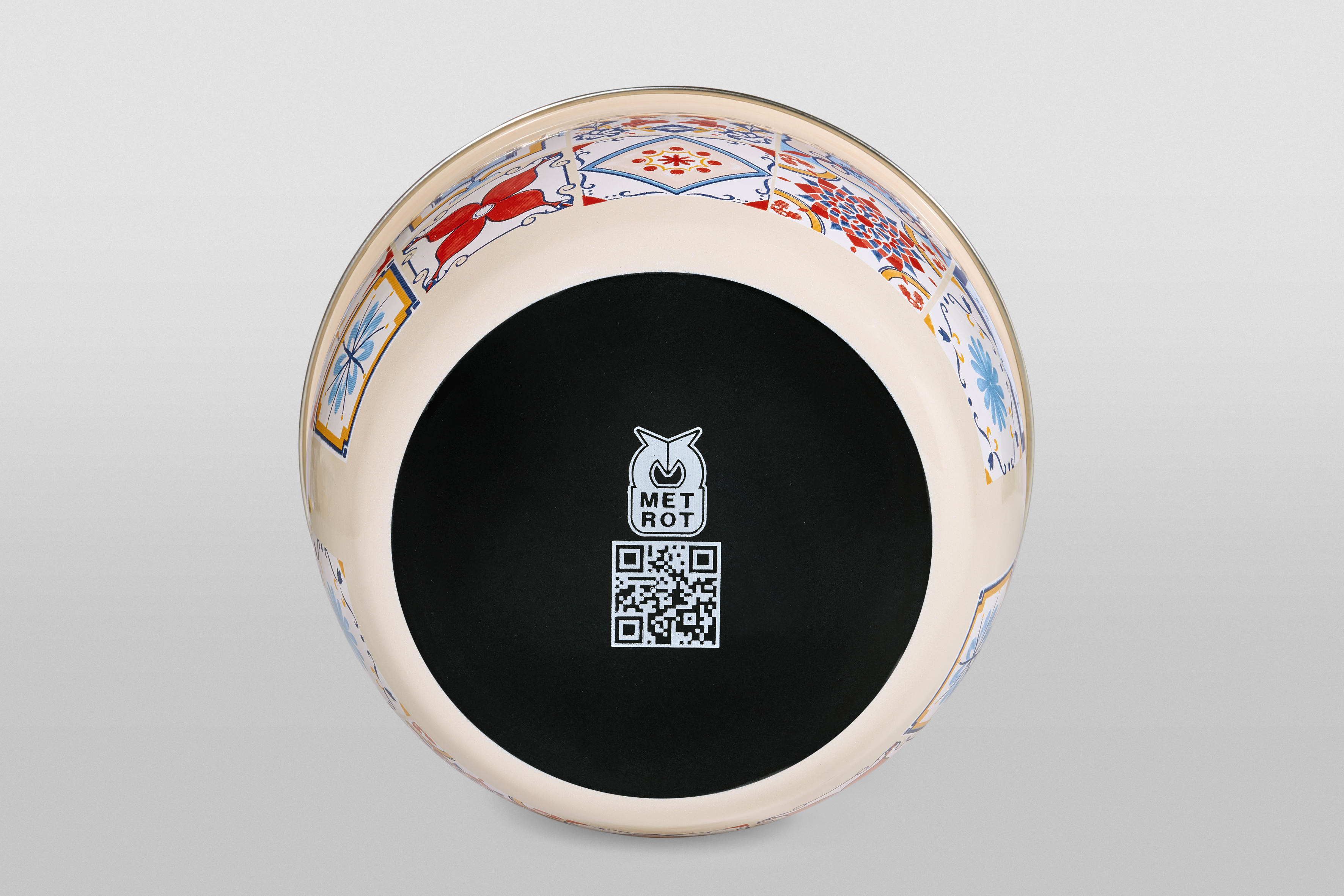 Миска эмалированная без ручек с пластиковой крышкой, 2.4 л