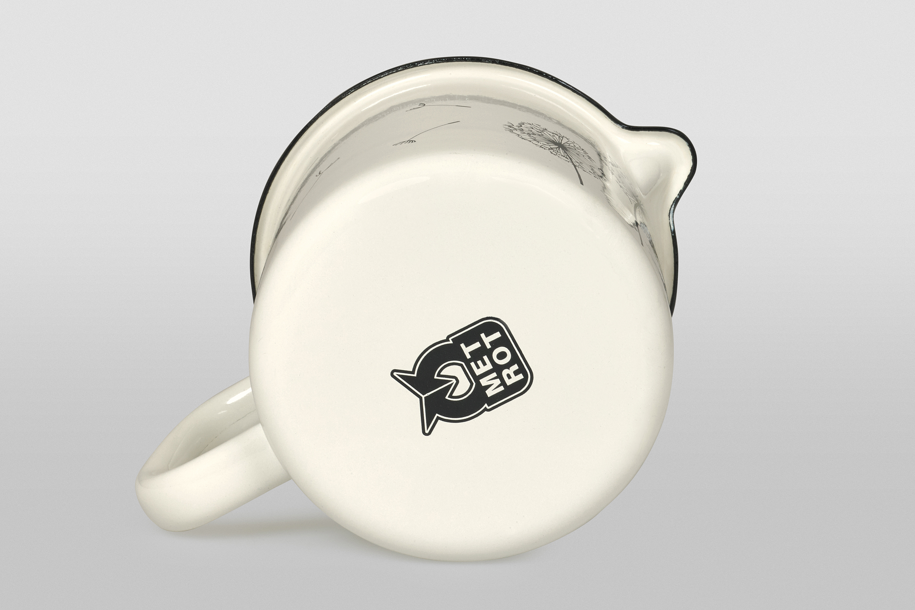 Кружка эмалированная с носиком, 0.8 л