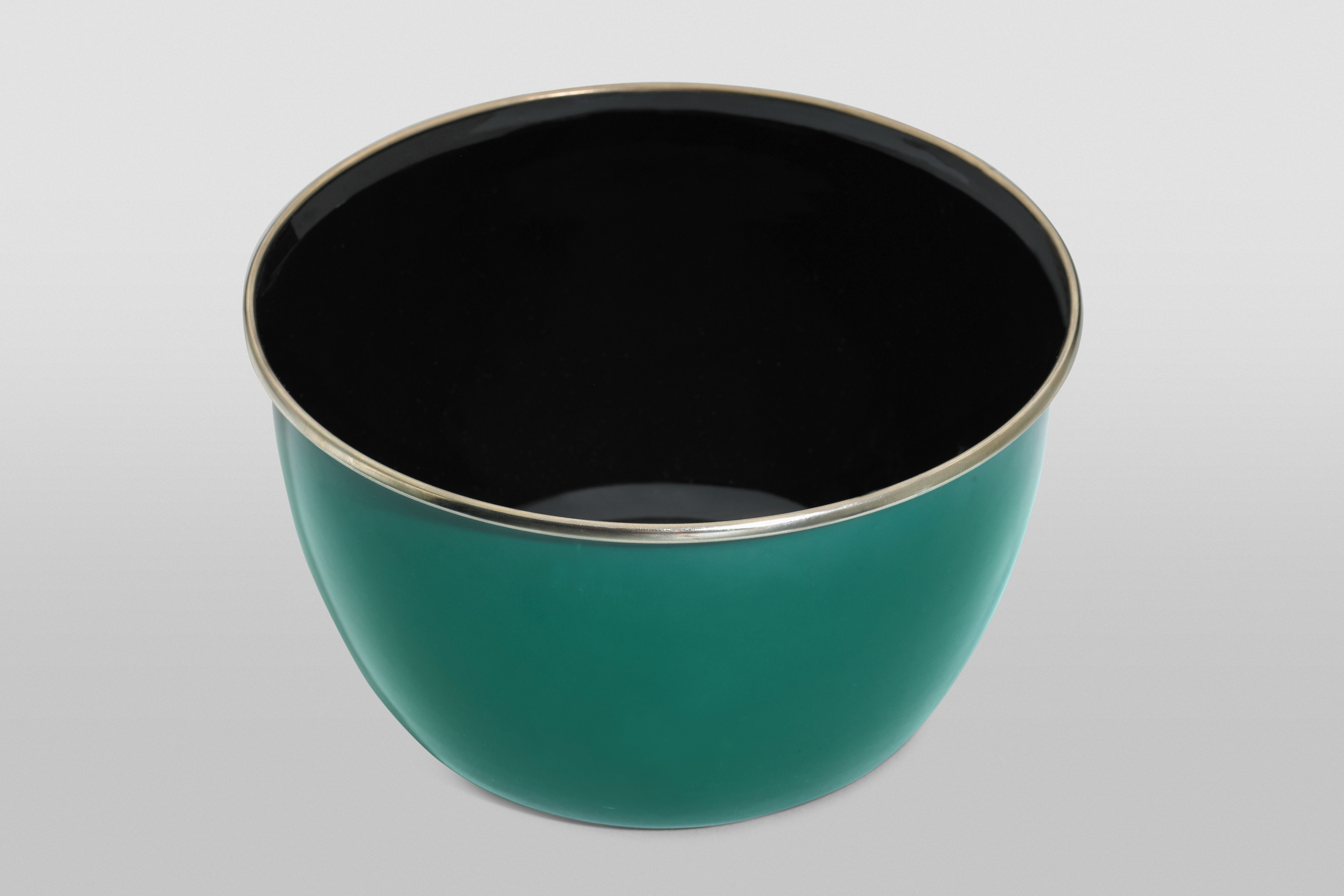 Миска эмалированная без ручек с пластиковой крышкой, 2.4 л