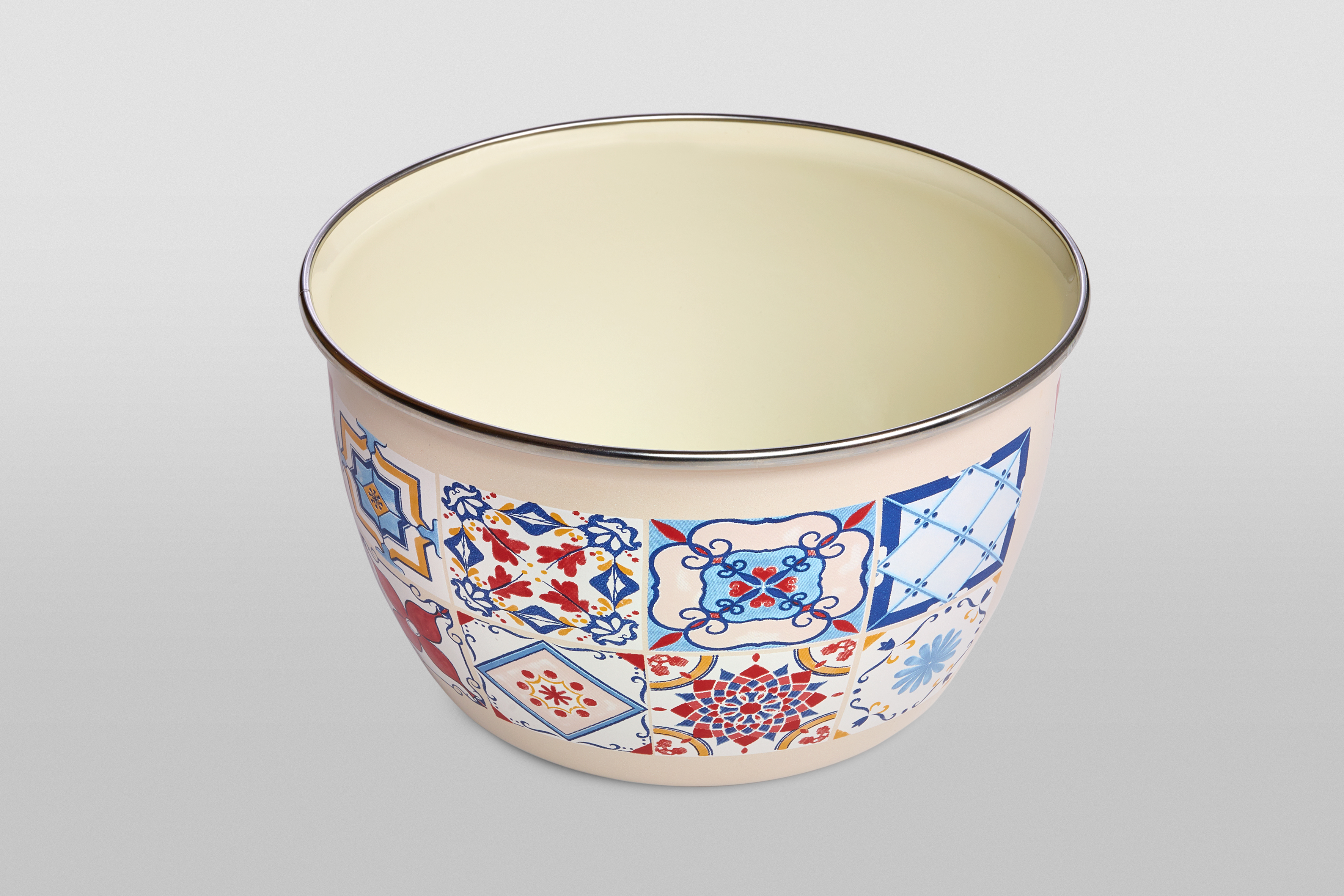 Миска эмалированная без ручек с пластиковой крышкой, 1.7 л